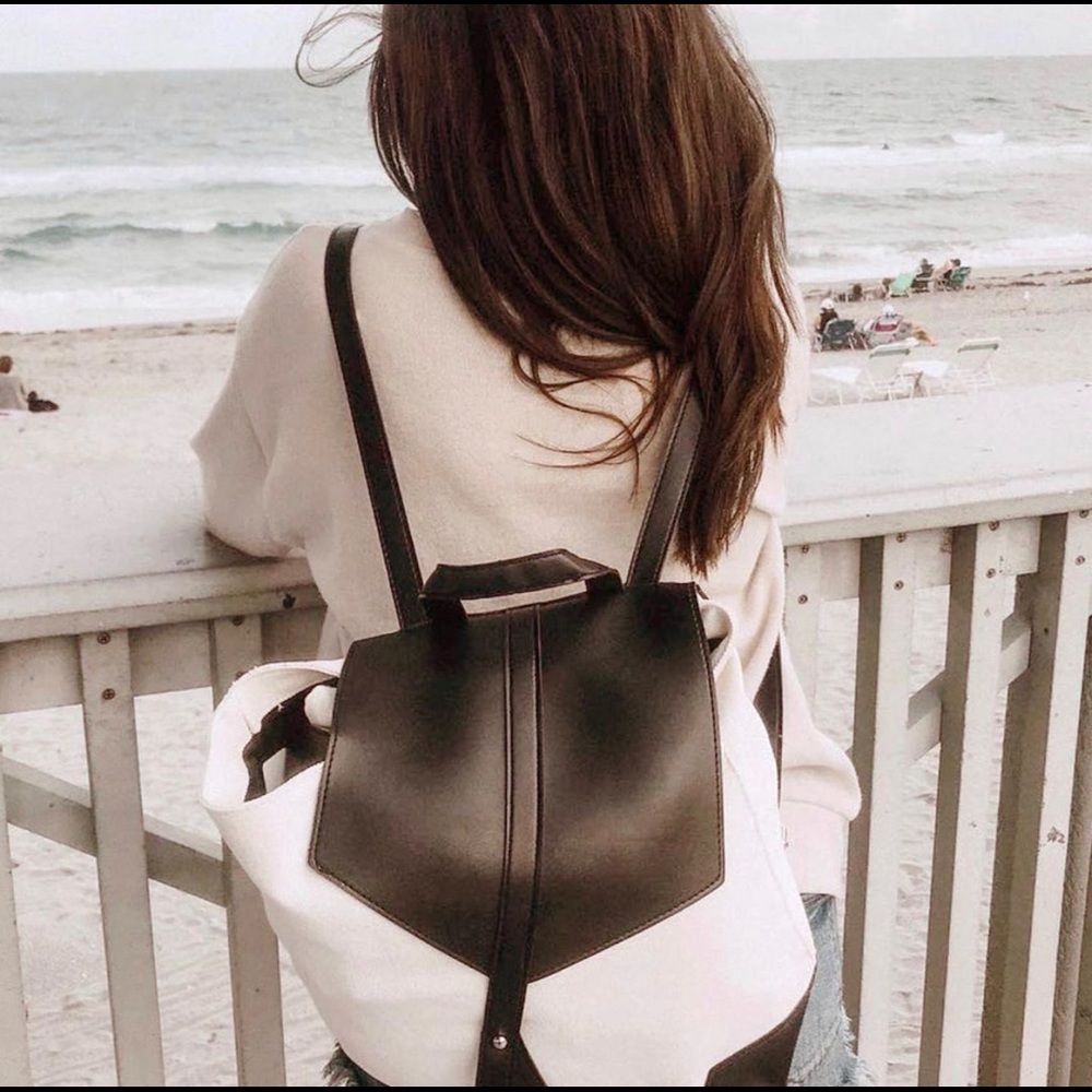 Modern backpack with adjustable straps - Picture 2 of 2